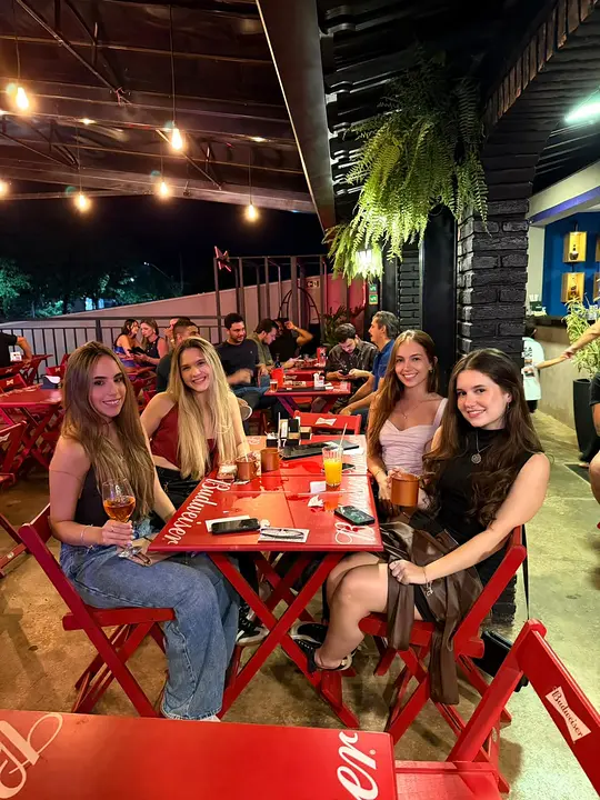 Clientes curtindo a noite no Josepio Lounge Bar