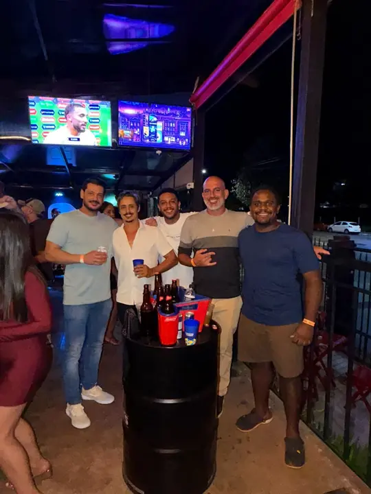 Clientes curtindo a noite no Josepio Lounge Bar