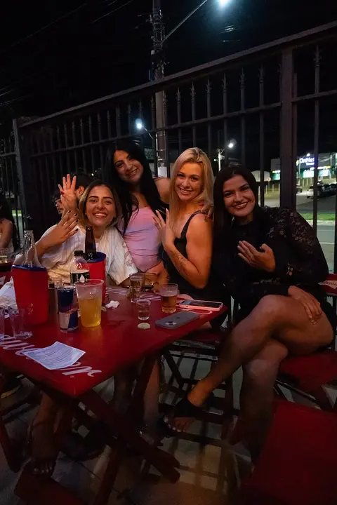 Clientes curtindo a noite no Josepio Lounge Bar