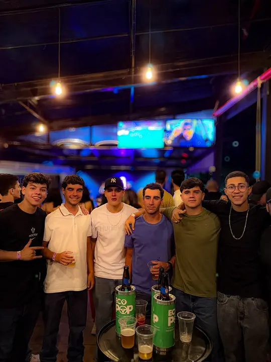 Clientes curtindo a noite no Josepio Lounge Bar