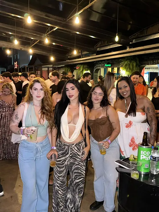 Clientes curtindo a noite no Josepio Lounge Bar