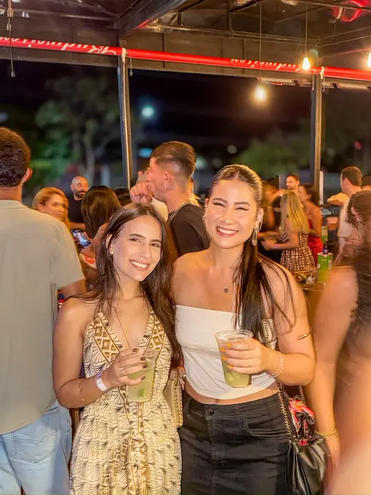 Clientes curtindo a noite no Josepio Lounge Bar