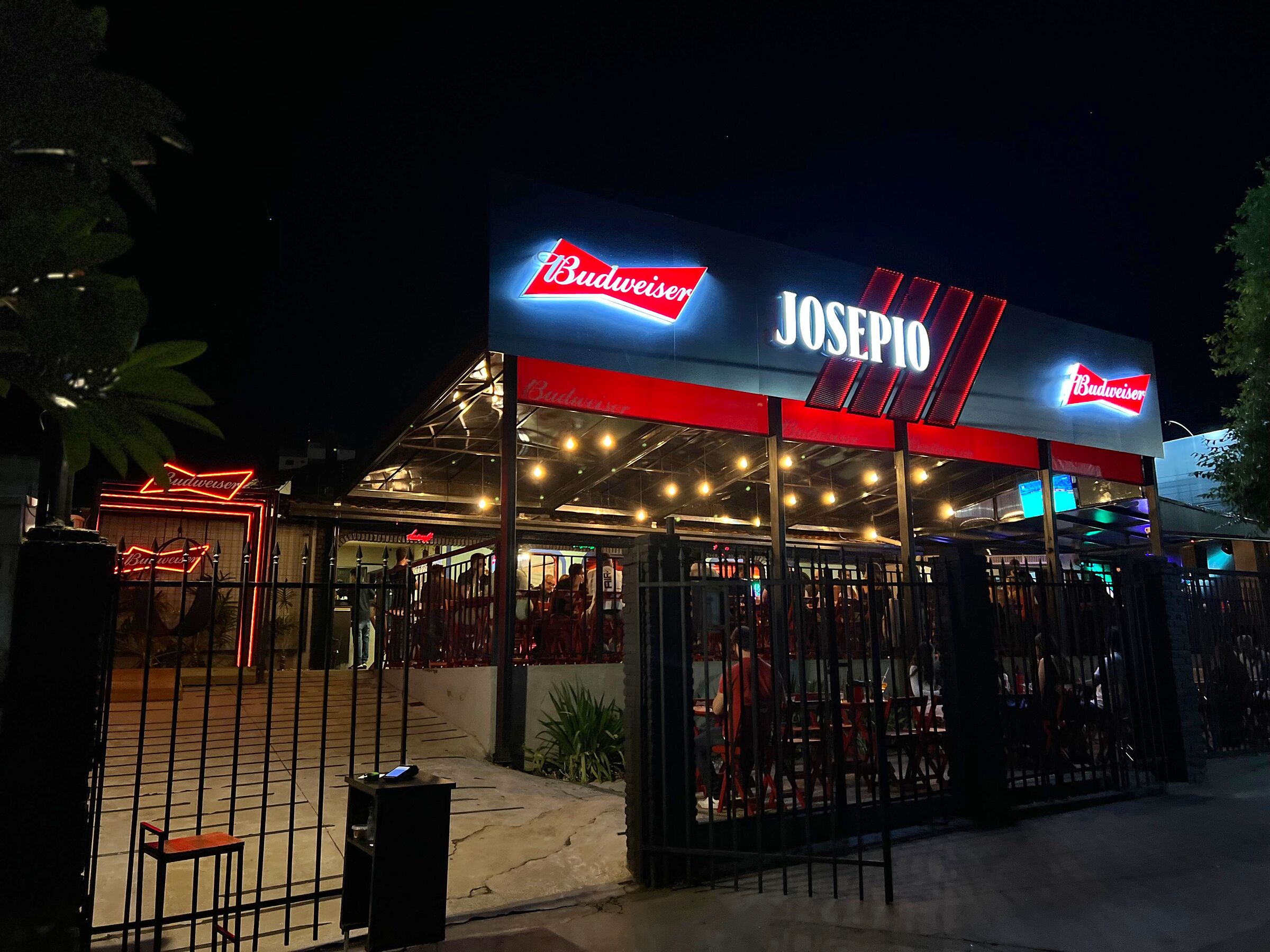 Fachada iluminada do Josepio Lounge Bar à noite, na Av. João Alves do Nascimento, em Patrocínio/MG