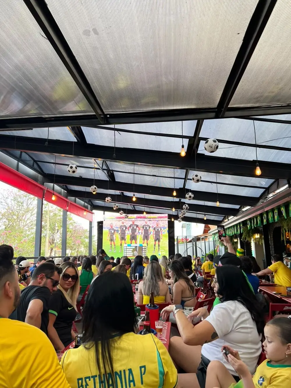 Torcida com camisa do Brasil assistindo jogo no telão do Josepio