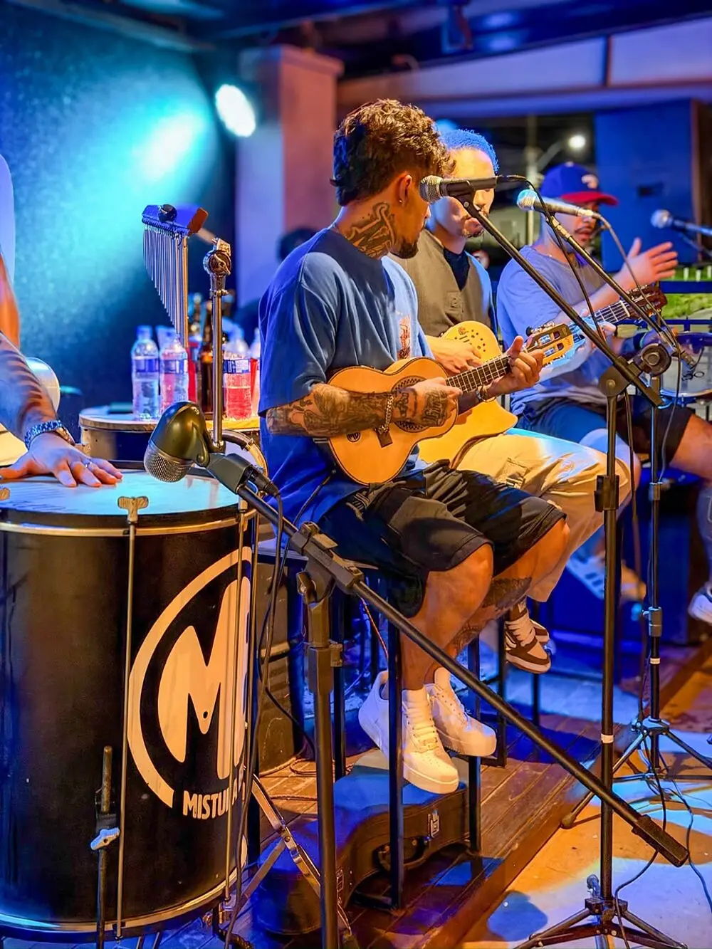 Roda de pagode ao vivo no palco do Josepio