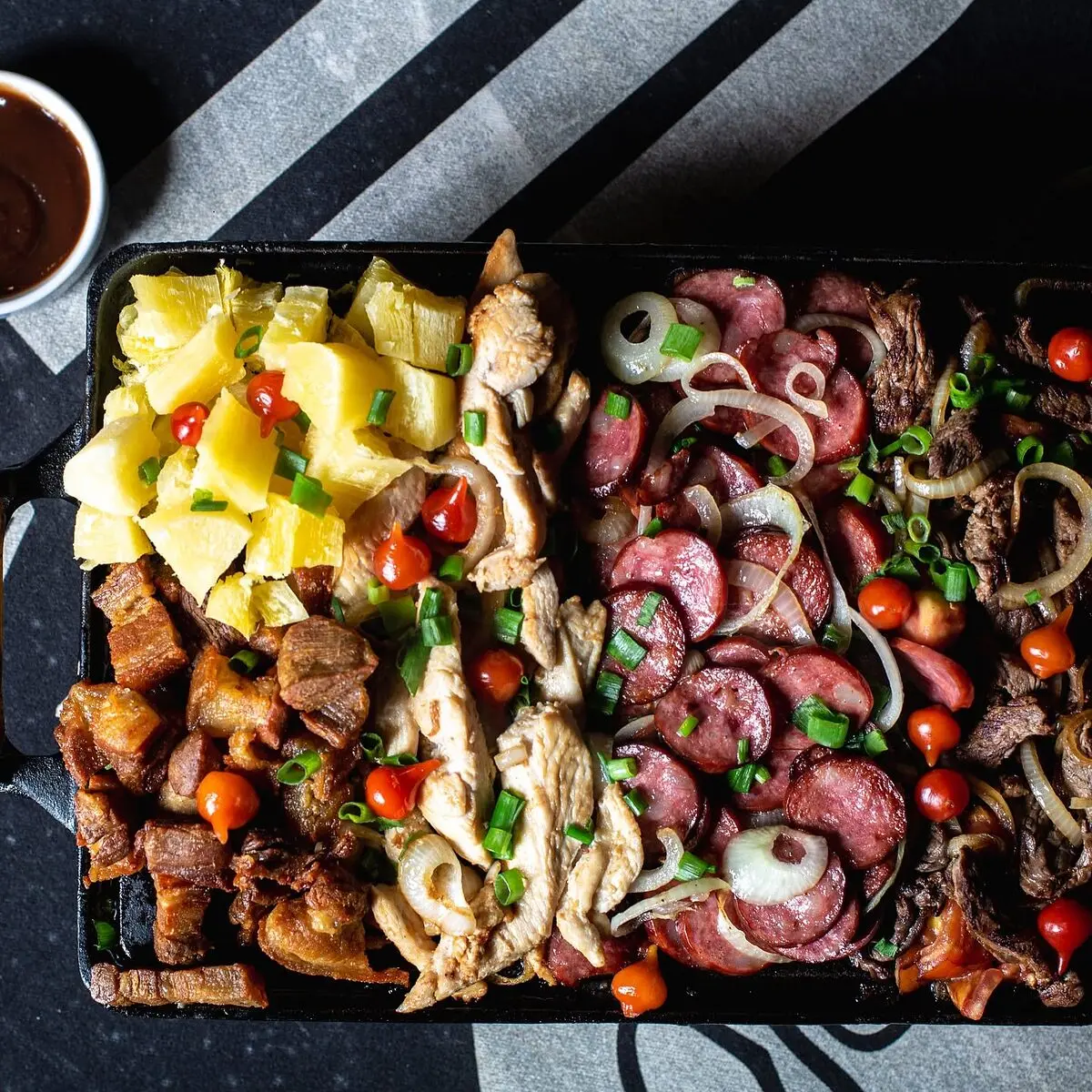 Tábua mista na chapa com mandioca, frango, linguiça, carne e torresmo